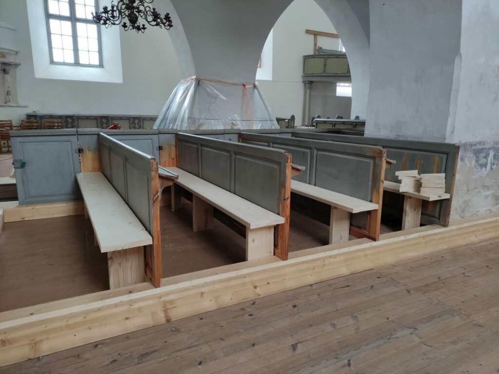 Burtnieku baznīcas solu restaurācija