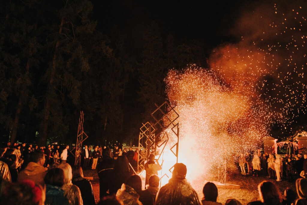 Jau šonedēļ, 17. un 18. jūnijā, Valmiermuižas parkā notiks starptautiskais etnomūzikas festivāls, uz divām skatuvēm pulcējot izcilus mūziķus un grupas. Festivāla kulminācijā būs dūdu un bungu grupas “Auļi” jaunās programmas “Sit, Jānīti!” pasaules pirmatskaņojums, ko pieteiks spāņu mākslinieka Jordi NN radītās uguns skulptūras iedegšanas rituāls igauņu skaņu burvja Silver Sepp pavadījumā.