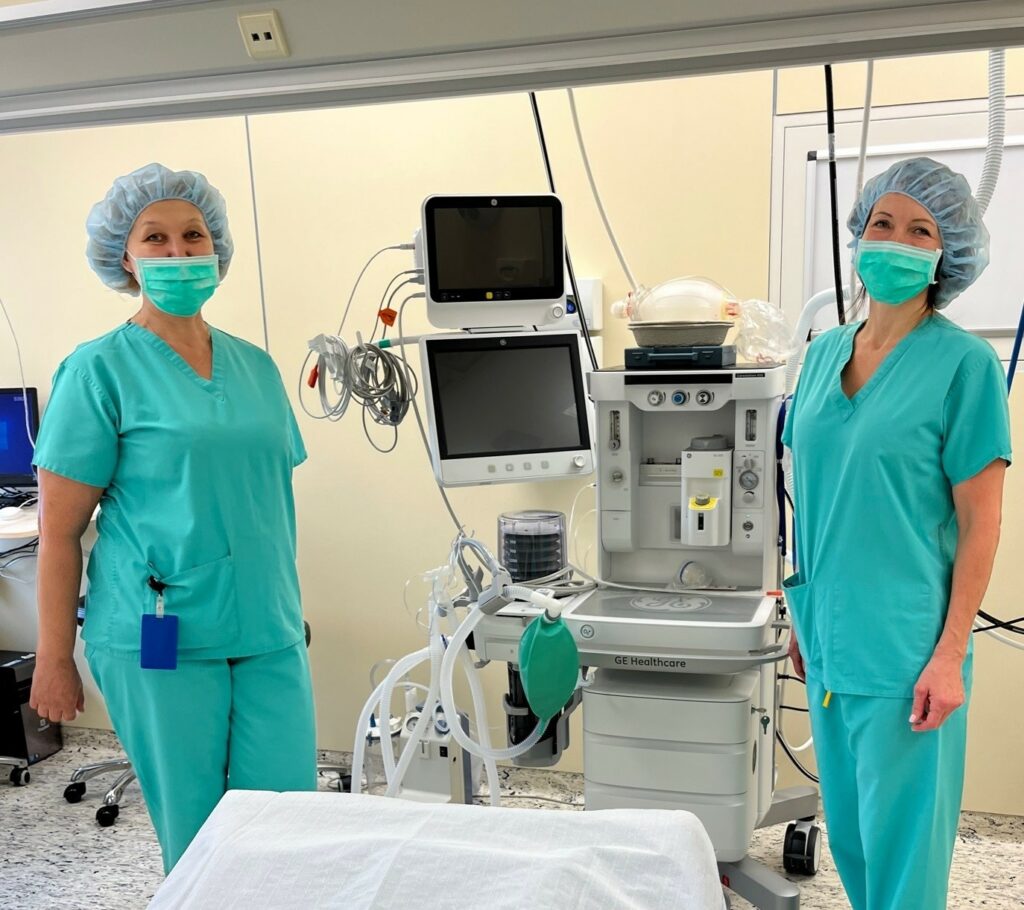 Vidzemes slimnīcā jaunas iekārtas un tehnoloģijas. Attēlā (no kreisās): virsmāsa Dace Karlsone un ārste Arnita Melne ar jauno anestēzijas iekārtu.