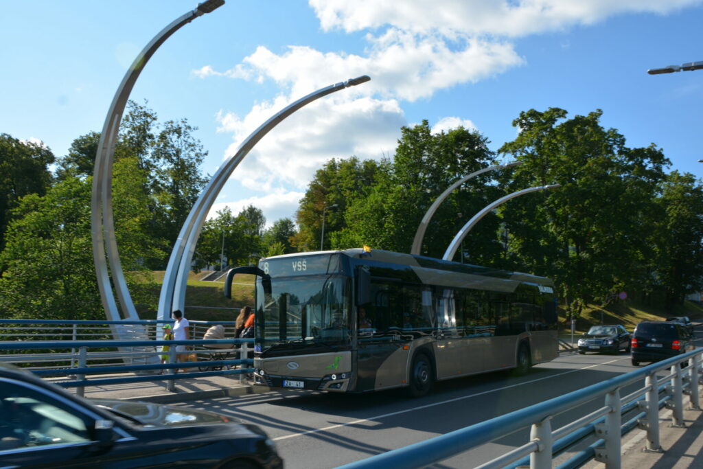 SIA “VTU Valmiera” informē, ka Valmieras 740. dzimšanas dienas svinību laikā, 21. un 22. jūlijā, gaidāmas izmaiņas autobusu kustībā. Sestdien, 22. jūlijā, pasažieriem braucieni pilsētas maršrutu autobusos būs bez maksas.