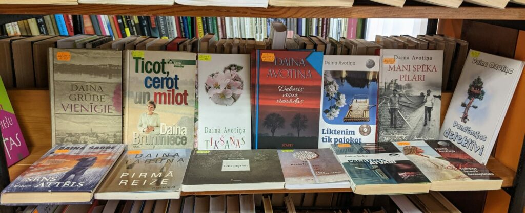 Oktobrī Rūjienas pilsētas bibliotēkā apskatāma izstāžu cikla "Mēneša populārākā vārda īpašnieces - latviešu rakstnieces, dzejnieces" izstāde "Oktobris - Daina".