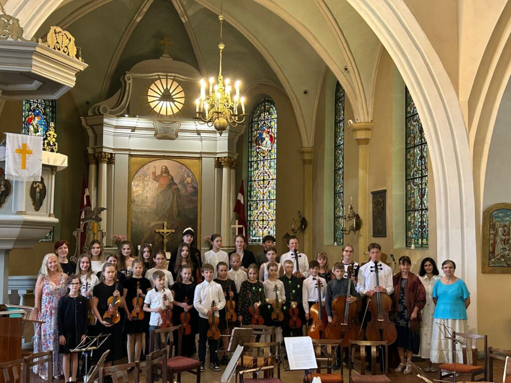 Valmieras Mūzikas skolas audzēkņi aizvadījuši koncertu Valmieras Sv.Sīmaņa baznīcā