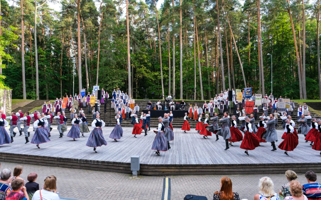 Atcelts tautas deju lielkoncerts 1. jūnijā Valmieras estrādē