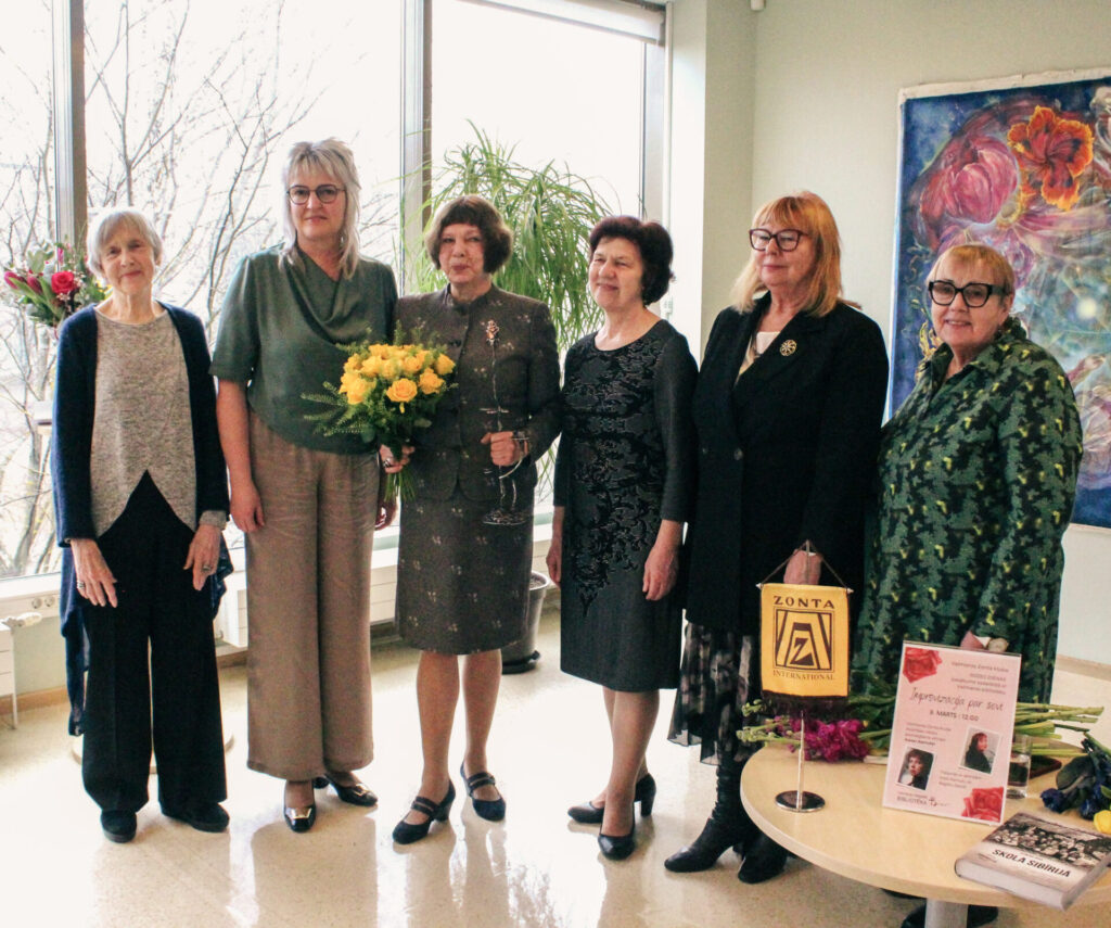 Rozes dienas apbalvojums – Valmieras teātra aktrisei Inesei Ramutei. Neliela daļa no Rozes dienas apbalvojuma saņēmējām – (no kreisās) māksliniece Anita Jansone-Zirnīte, Valmieras tehnikuma direktore Vineta Melngārša, Valmieras teātra aktrise Inese Ramute, Valmieras Gaujas krasta vidusskolas – attīstības centra surdopedagoģe Uldze Strazdiņa, režisore Dzintra Geka-Vaska, Valmieras novada pašvaldības Projektu vadības nodaļas vadītāja Maija Zālamane.